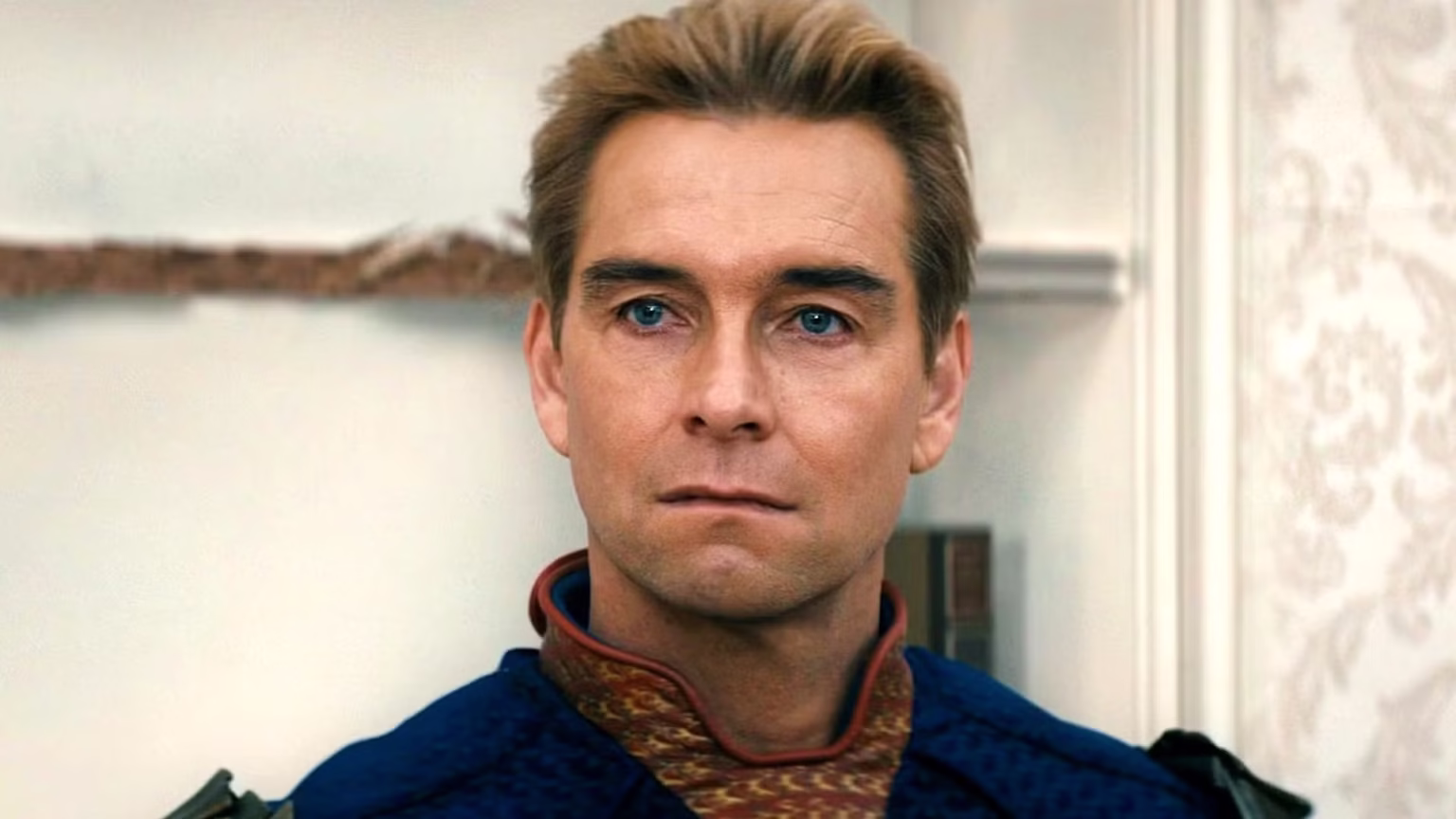 Antony Starr como Homelander com expressão desaprovadora em cena de The Boys temporada 5