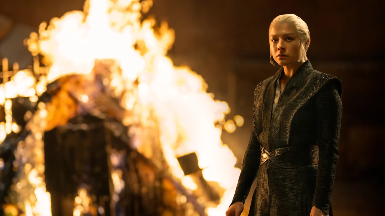 Rhaenyra Targaryen com expressão séria refletindo sobre seu primeiro dia