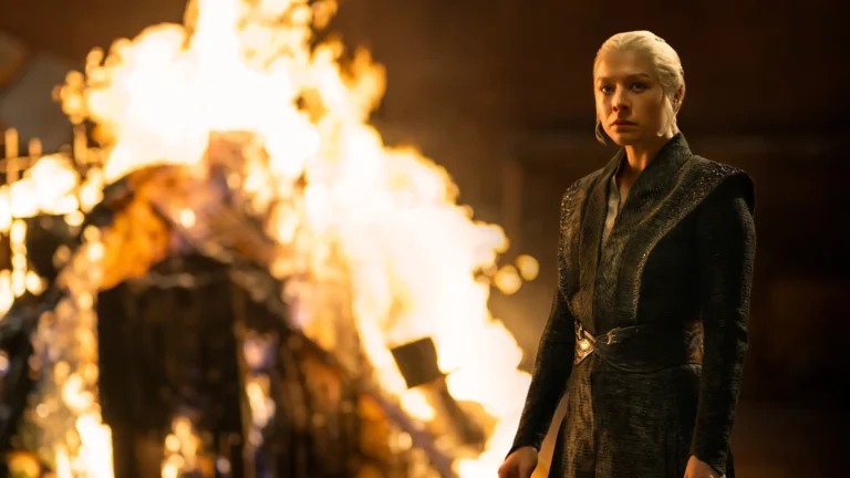 Rhaenyra Targaryen com expressão séria refletindo sobre seu primeiro dia