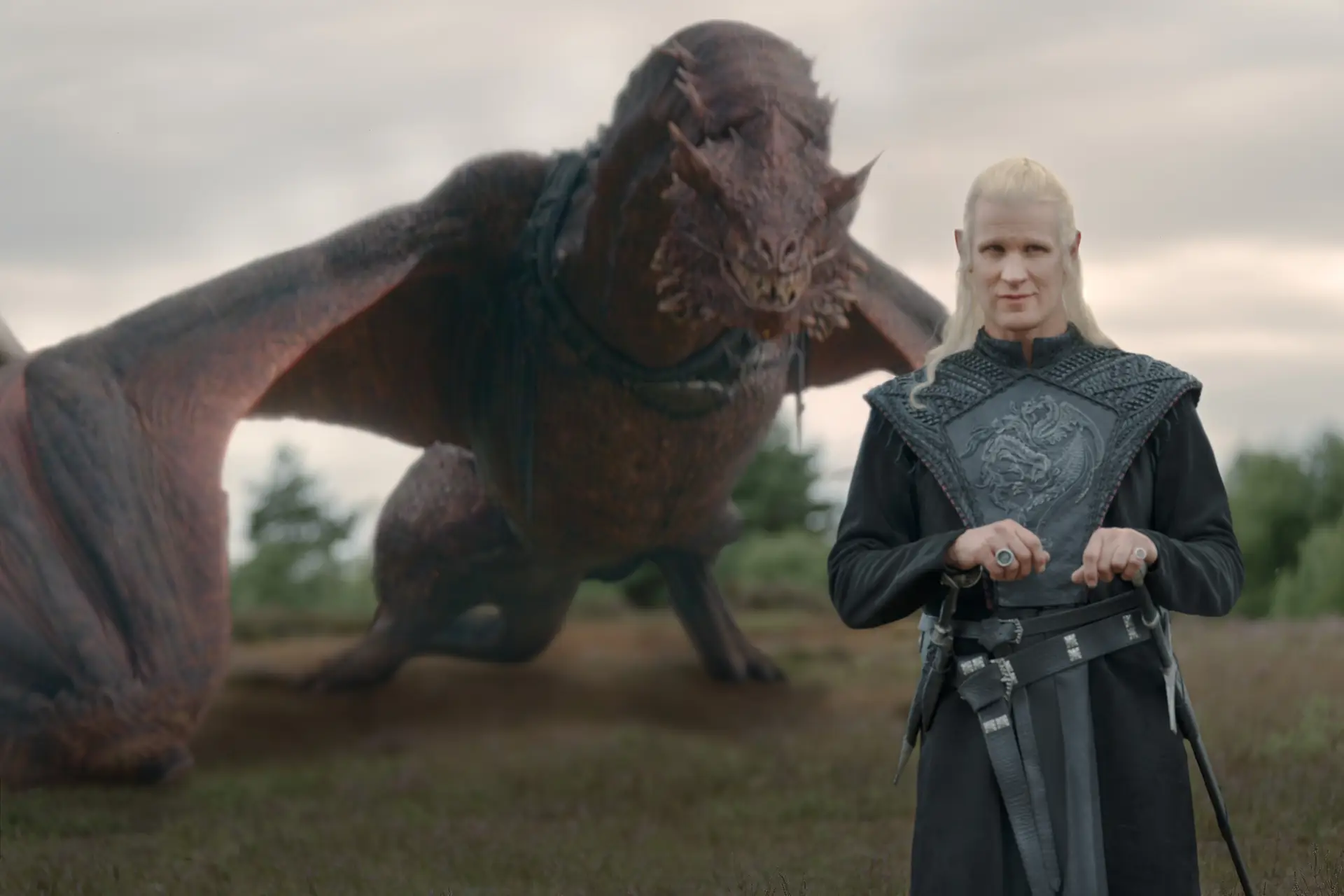 Daemon Targaryen montado em Caraxes durante negociação com Ormund Hightower