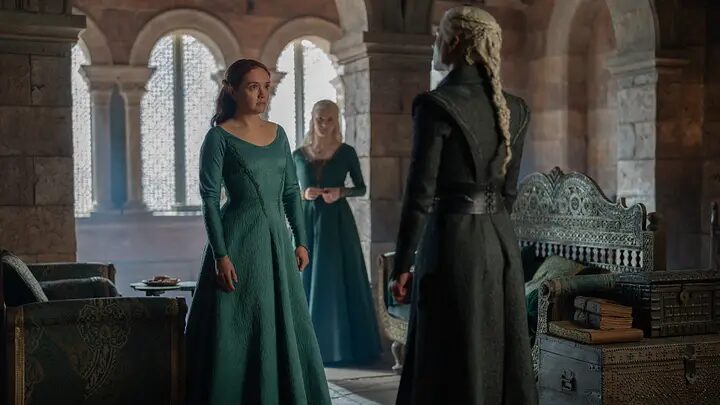 Imagem promocional de Corlys ataca Rhaenyra com uma acusação que no livro nem existia