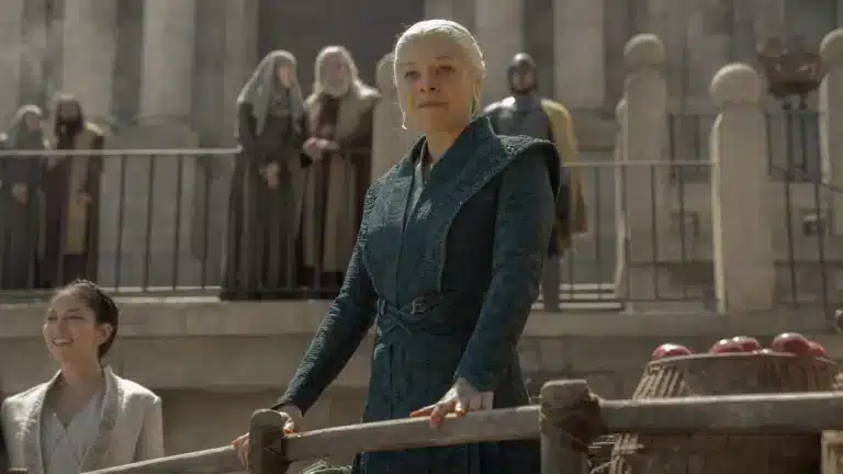 Rhaenyra Targaryen no Trono de Ferro com expressão tensa e desgastada