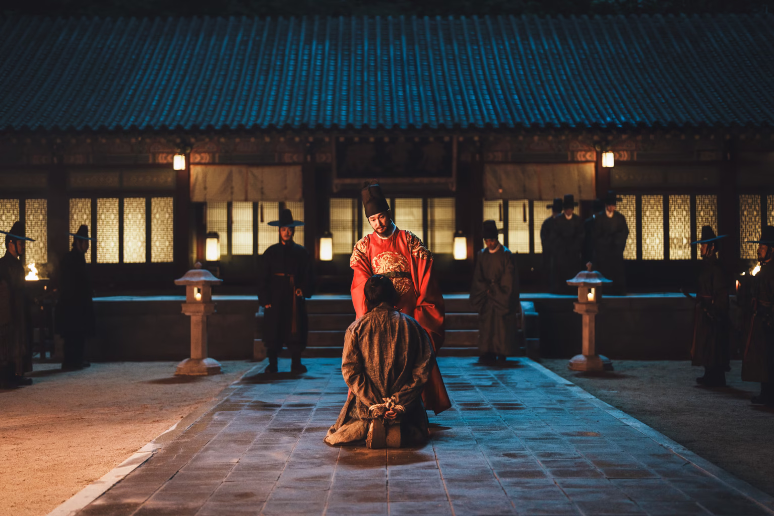 A Leste do Palácio: k-drama com Nam Joo-hyuk estreou na Netflix com 8 episódios Cho Seung-woo como rei Yi Yeon em A Leste do Palácio Netflix