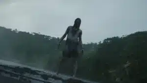 A Morte do Demônio: em Chamas: crítica do novo filme da franquia Cena interna de A Morte do Demônio: Em Chamas com Souheila Yacoub