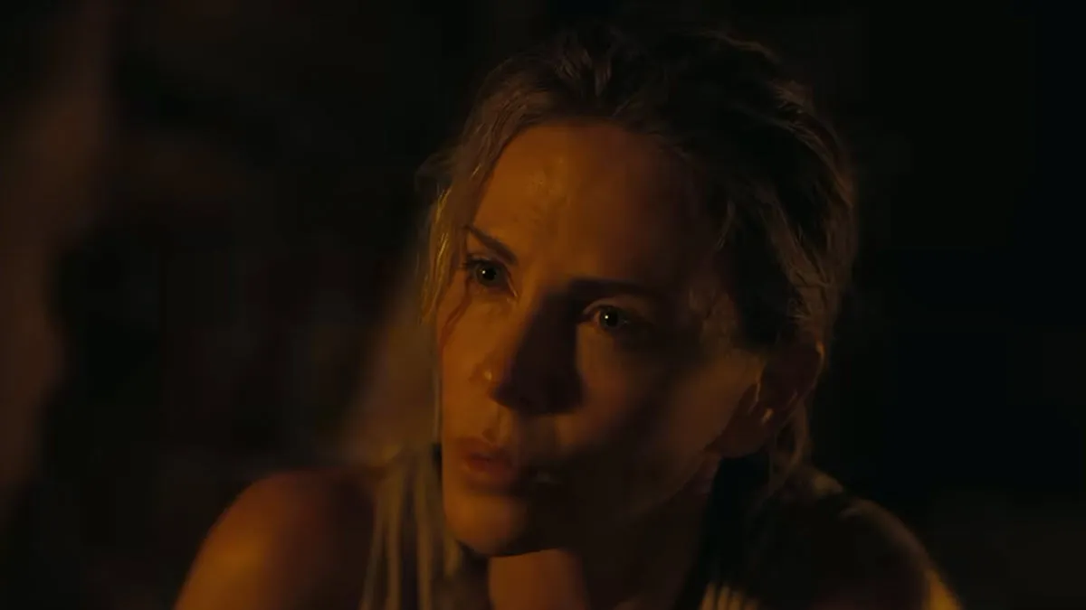 Charlize Theron caracterizada como Calipso em cena de A Odisseia