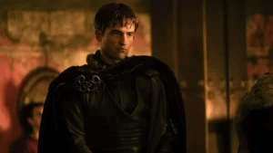 A Odisseia: Robert Pattinson compara câmeras IMAX a um SUV em vídeo de bastidores Robert Pattinson em cena de A Odisseia filmada com câmeras IMAX