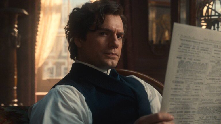 Henry Cavill como Sherlock Holmes armado em confronto com Moriarty em Enola Holmes 3