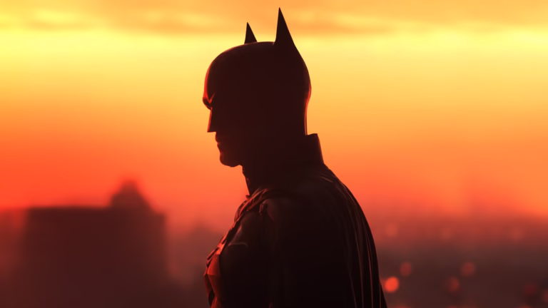 Robert Pattinson como Batman silhuetado ao amanhecer