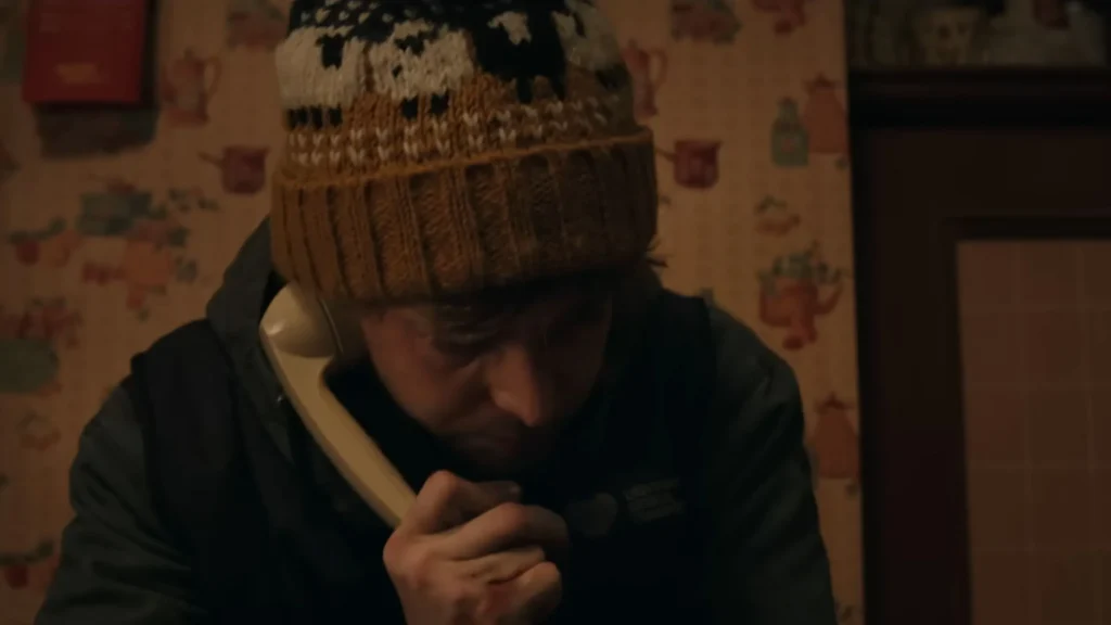 Como Resident Evil muda a linha do tempo mas mantém o DNA dos jogos Austin Abrams com iPhone em cena de Resident Evil 2026