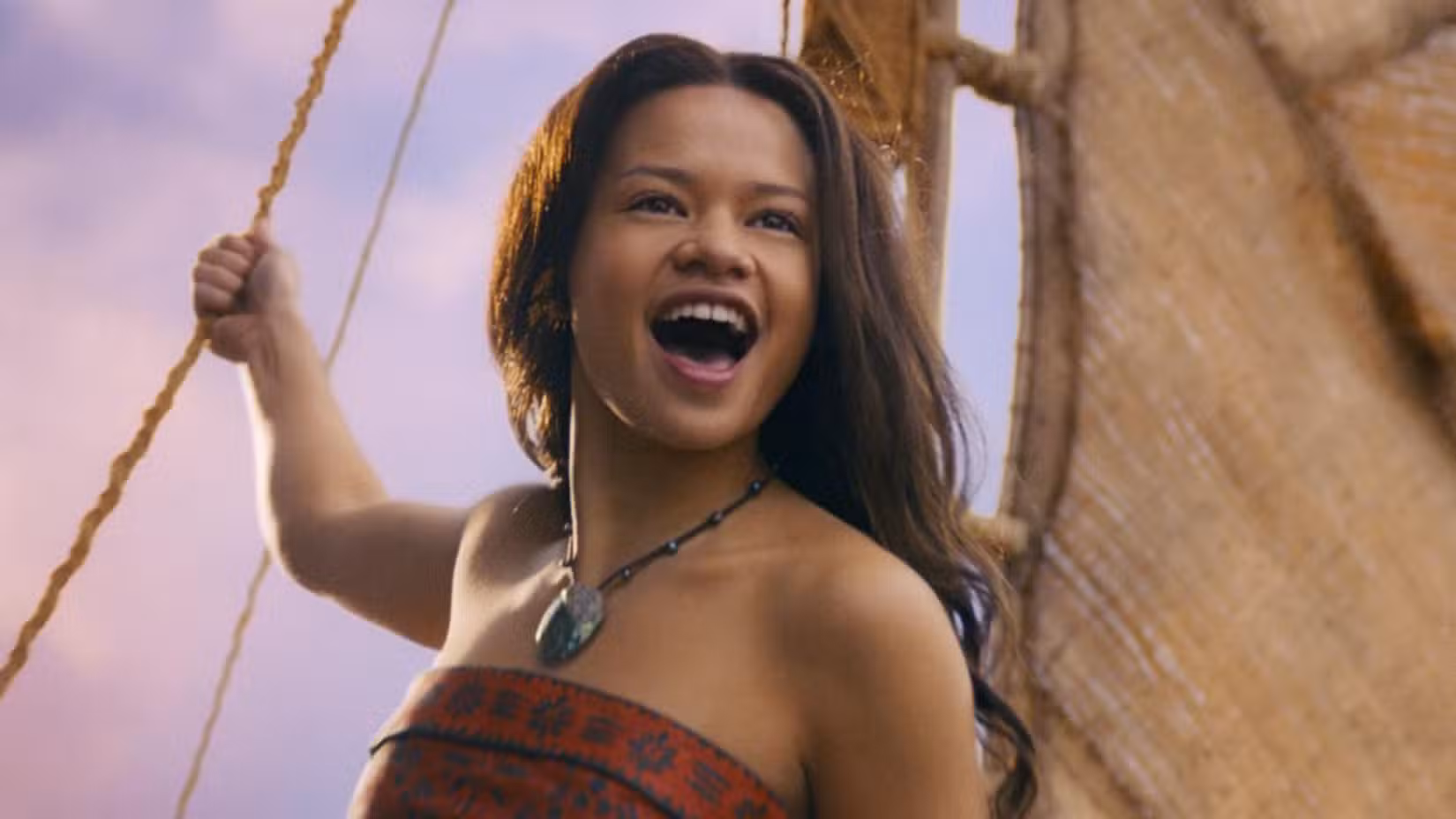 Moana navega pelo oceano em embarcação tradicional no remake