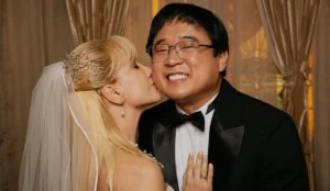 Lorena Comparato e Henrique Kimura em cena como Elize e Marcos Matsunaga