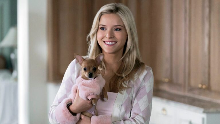 Lexi Minetree como Elle Woods adolescente em série prelúdio de Legalmente Loira