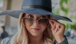 Lexi Minetree como Elle Woods adolescente na série Prime Video