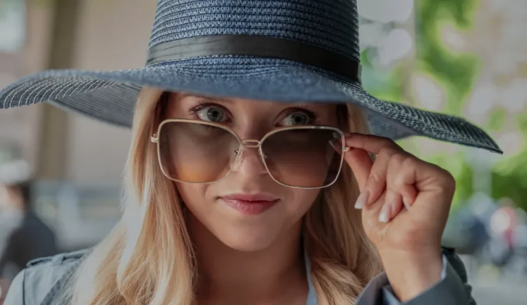 Elle se passa antes de Legalmente Loira? Entenda como a série se conecta ao filme Lexi Minetree como Elle Woods adolescente na série Prime Video