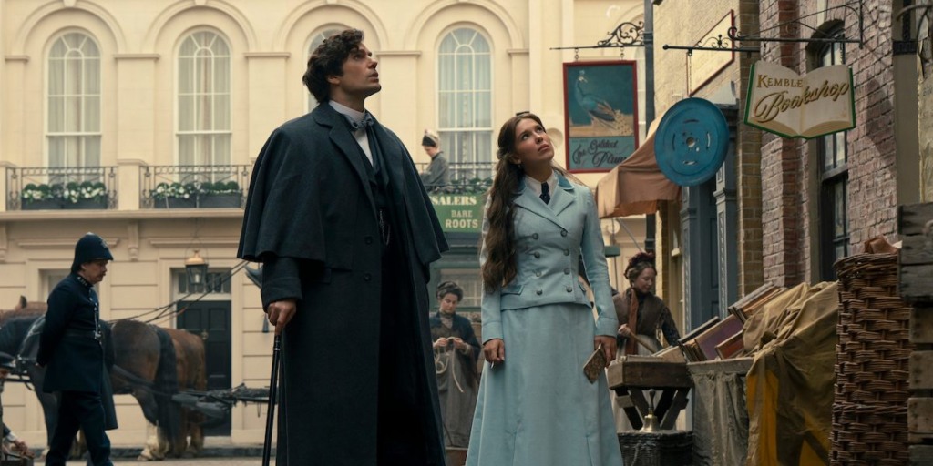 Enola Holmes e Moriarty em cena de investigação sobre ouro roubado