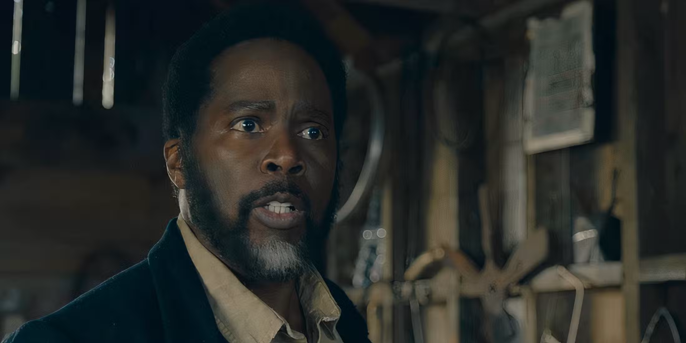 Personagem Boyd em cena tensa de From 3ª temporada