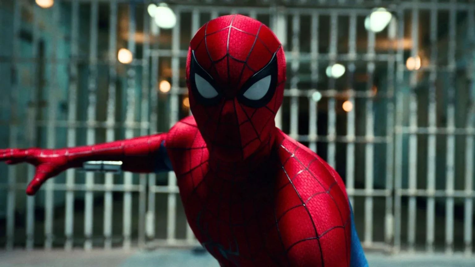 Peter Parker em cena de ação correndo pelas ruas de Nova York em Homem-Aranha Um Novo Dia