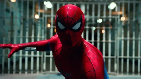 Peter Parker em cena de ação correndo pelas ruas de Nova York em Homem-Aranha Um Novo Dia