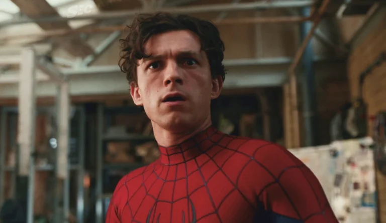 Tom Holland como Peter Parker em cena de Homem-Aranha: Um Novo Dia
