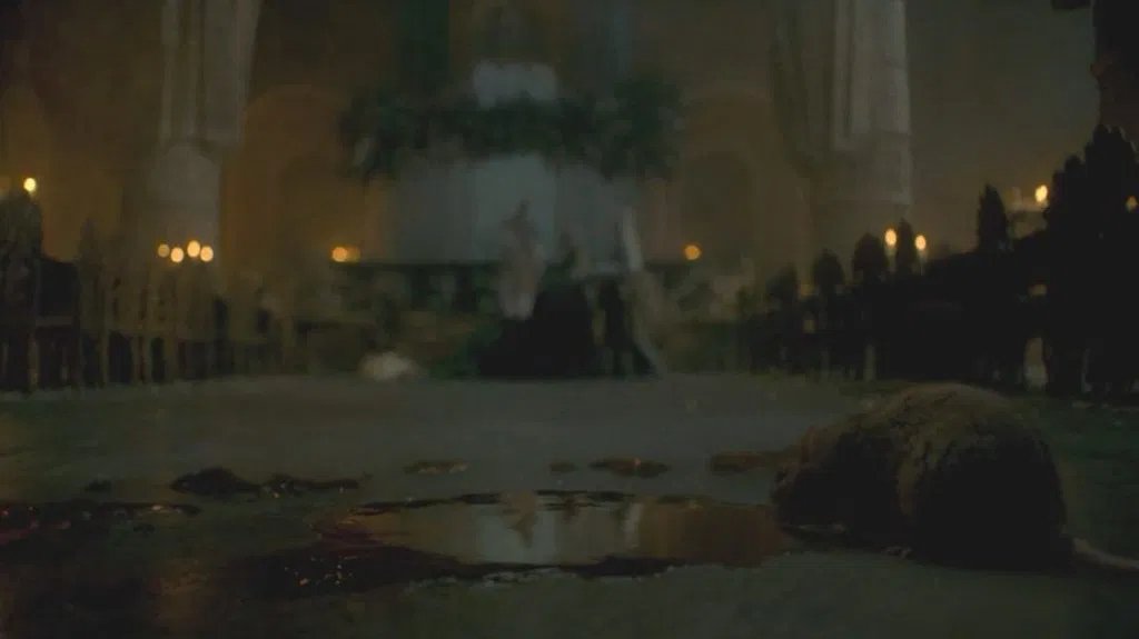 Rato lambendo sangue no chão do Red Keep