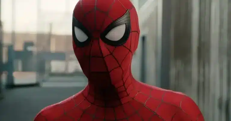 Hulk com pele verde em visual selvagem em Homem-Aranha: Um Novo Dia