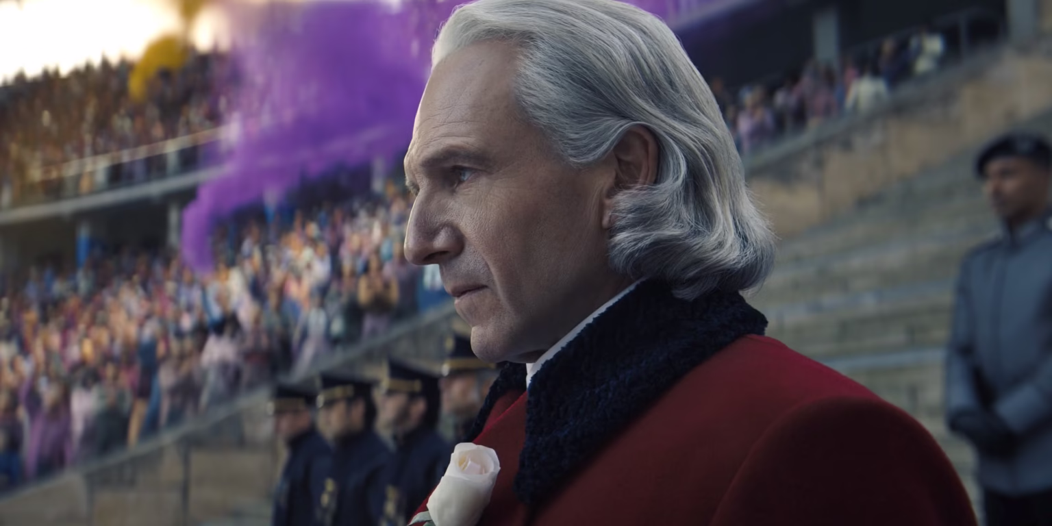 Ralph Fiennes como Presidente Snow em Sunrise on the Reaping