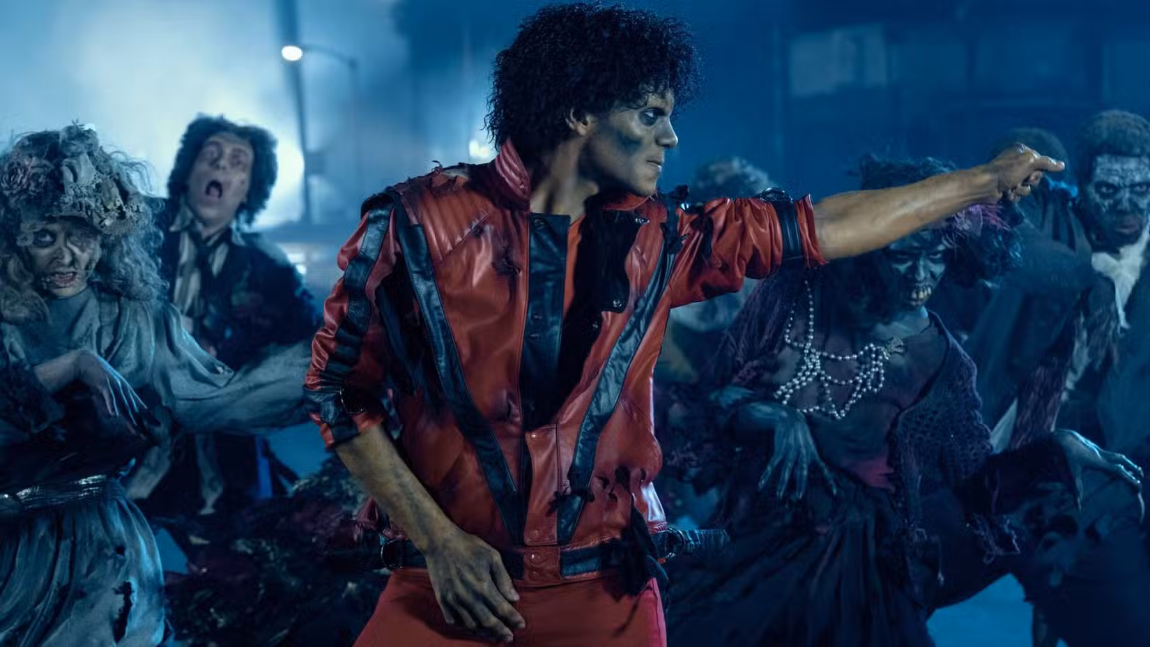Jaafar Jackson em cena estilo Thriller da cinebiografia Michael