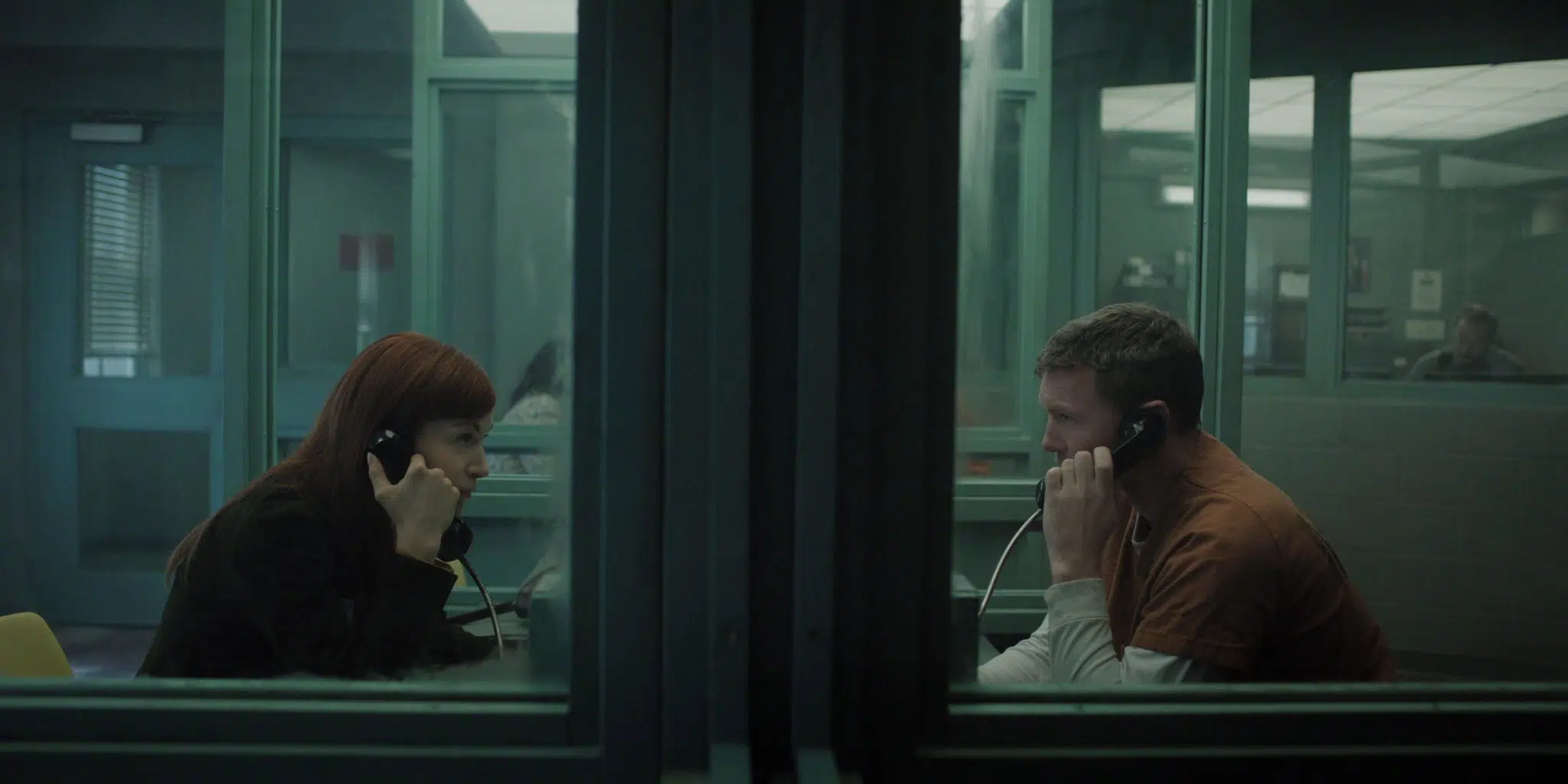 Sam Worthington como David Burroughs em cela de prisão com janela