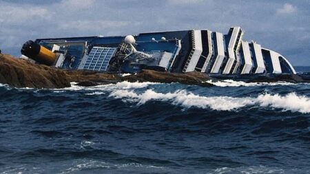 Navio Costa Concordia inclinado durante reconstrução do naufrágio de 2012
