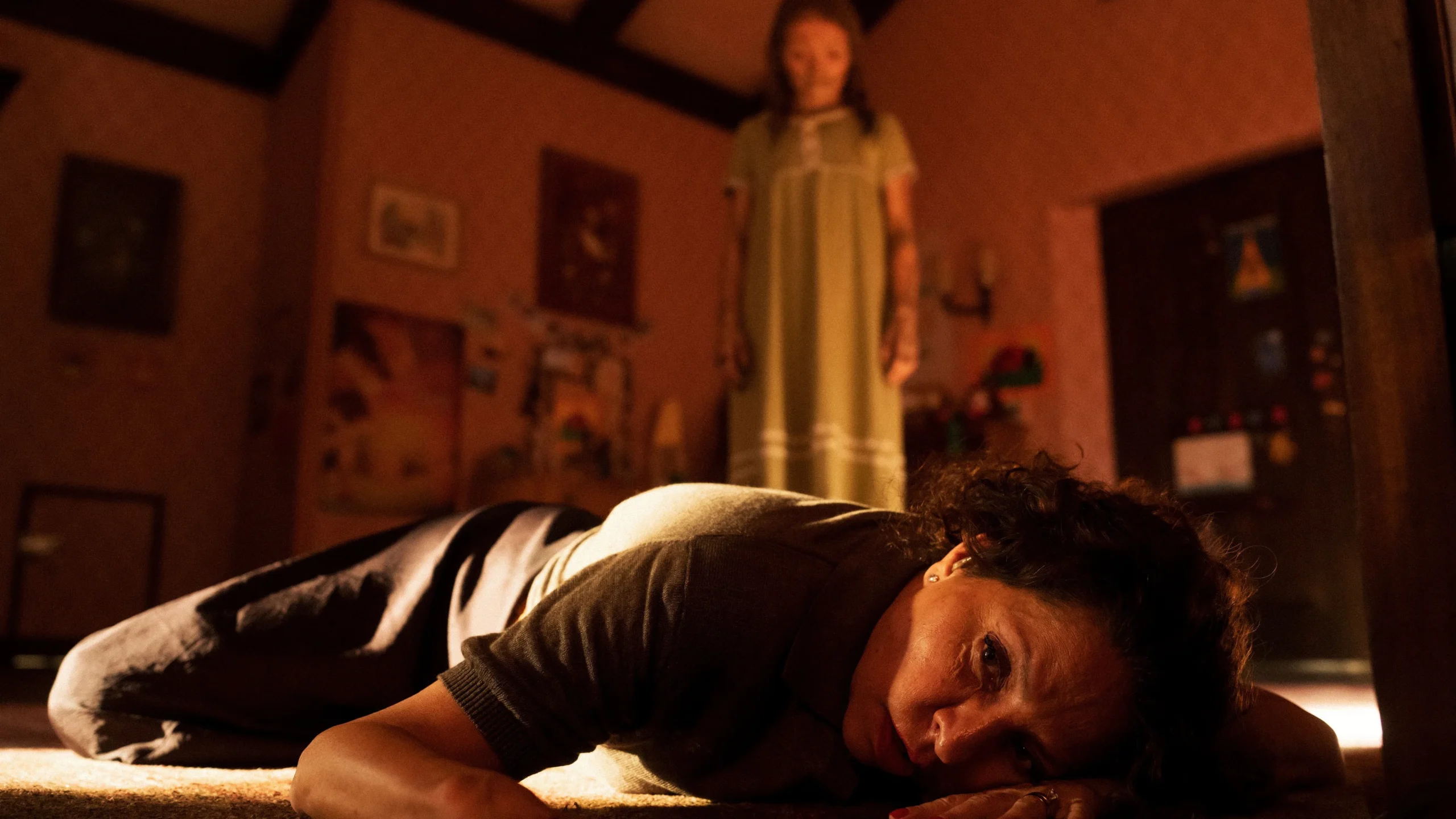 Katie Cannon possuída pela entidade Nasmaranian em cena do filme Maldição da Múmia