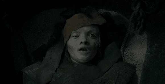 Maldição da Múmia 2026 final explicado possessão de Katie e sacrifício de Charlie