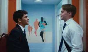O que muda no roteiro de Heartstopper Para Sempre em relação à série Nick e Charlie em cena emotiva do filme Heartstopper Para Sempre na Netflix