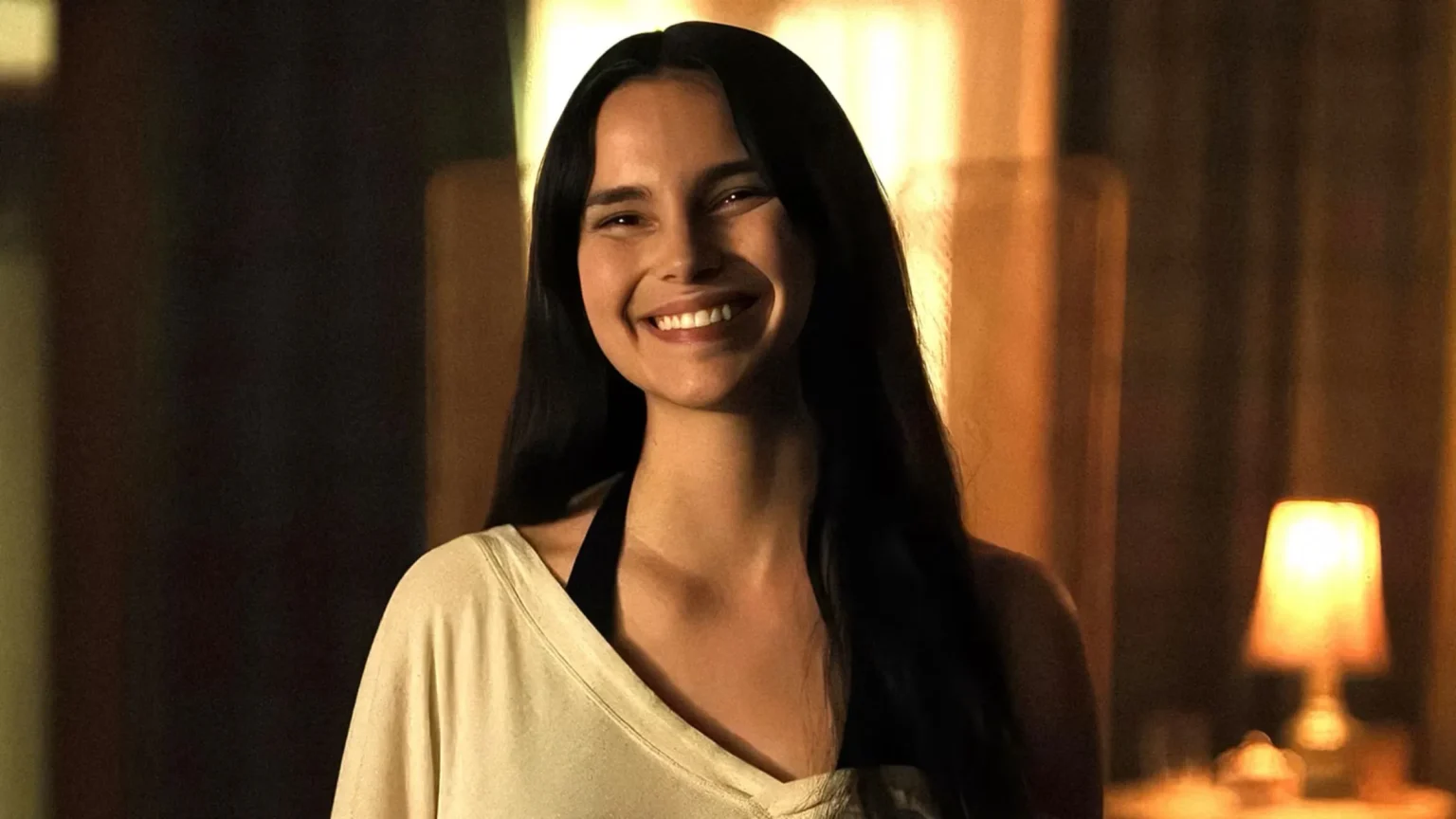 Cena com personagem feminino de Obsessão sorrindo