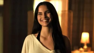 Cena com personagem feminino de Obsessão sorrindo