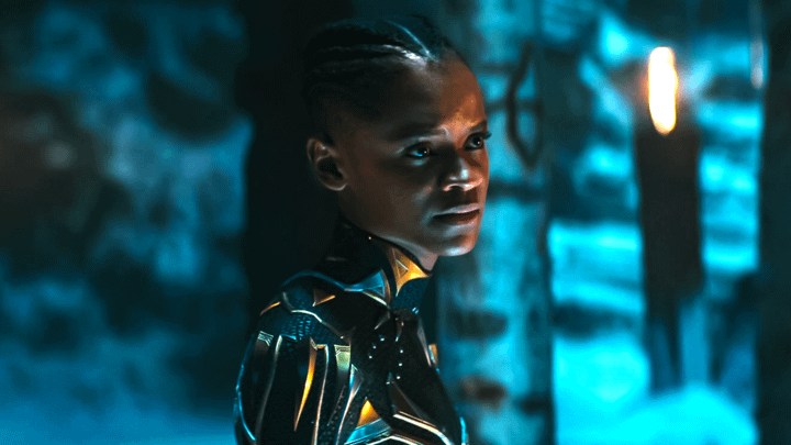 Shuri de Wakanda Forever em Vingadores: Doutor Destino ao lado de heróis inteligentes