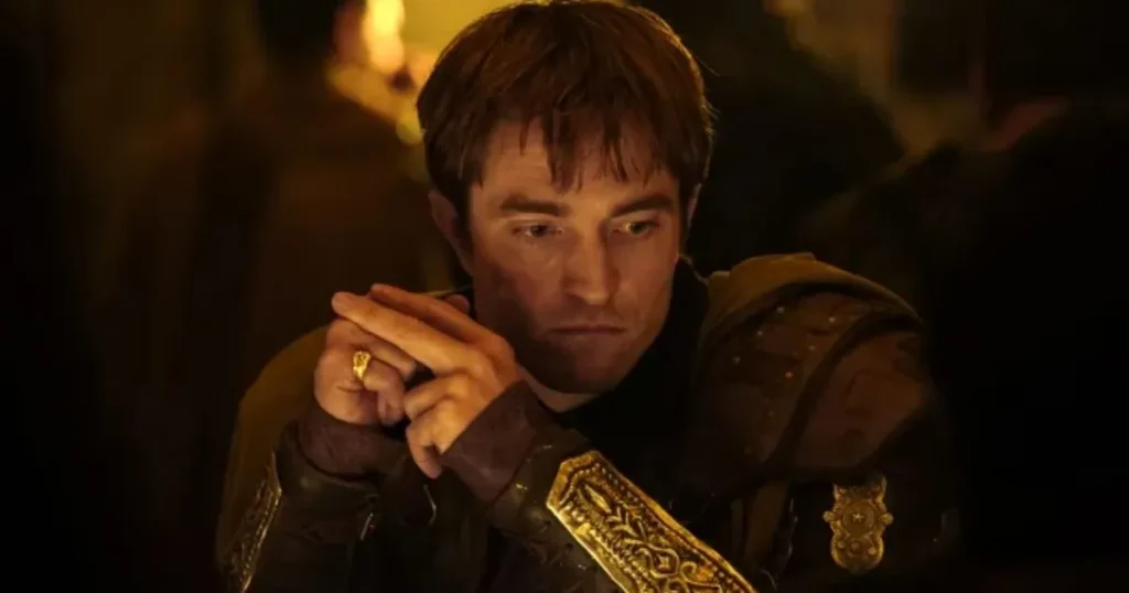 Robert Pattinson revela susto real com Matt Damon durante as gravações de A Odisseia Robert Pattinson e Matt Damon em cena do filme A Odisseia de Christopher Nolan