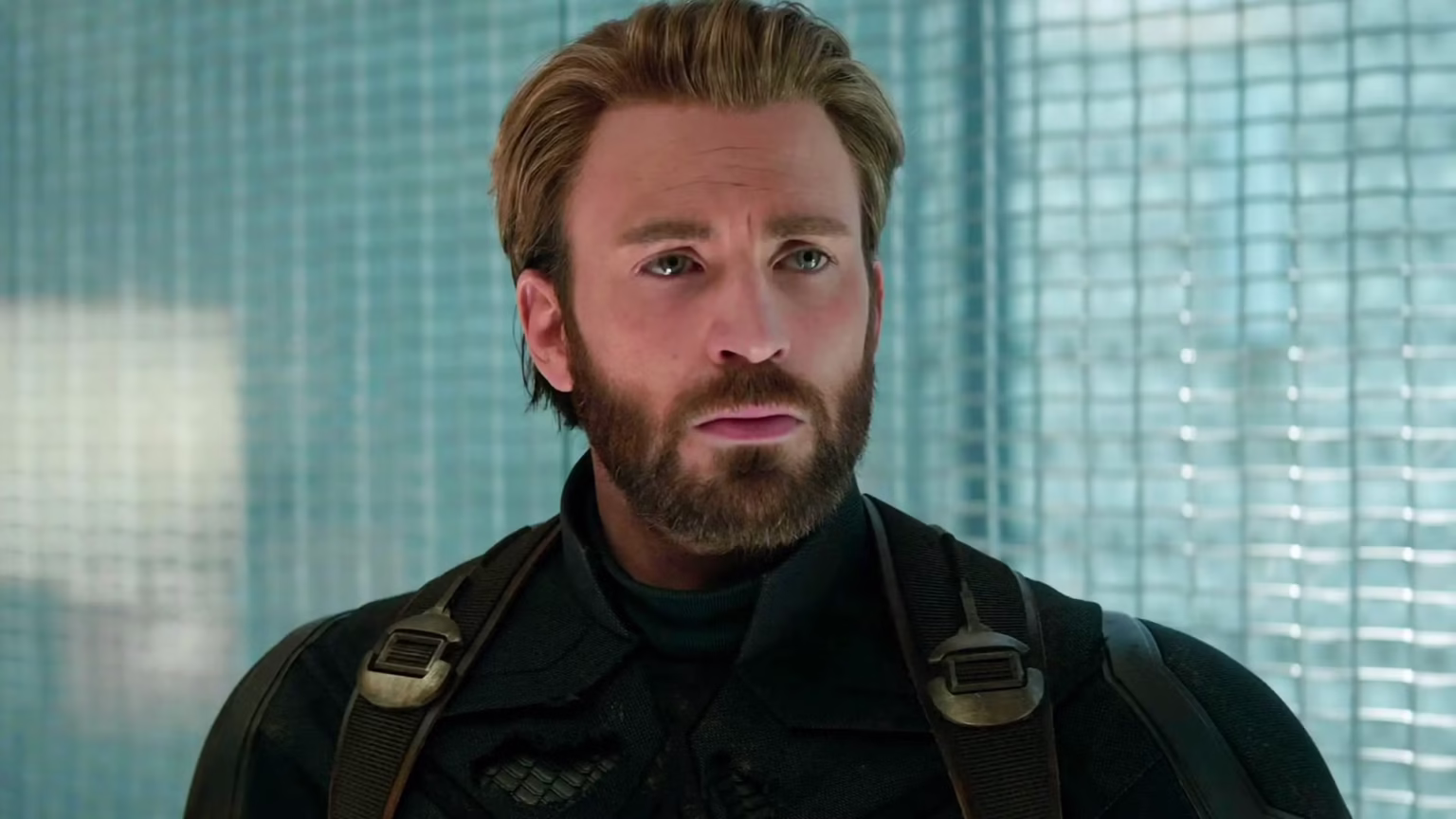 Chris Evans como Steve Rogers com barba em Vingadores: Guerra Infinita