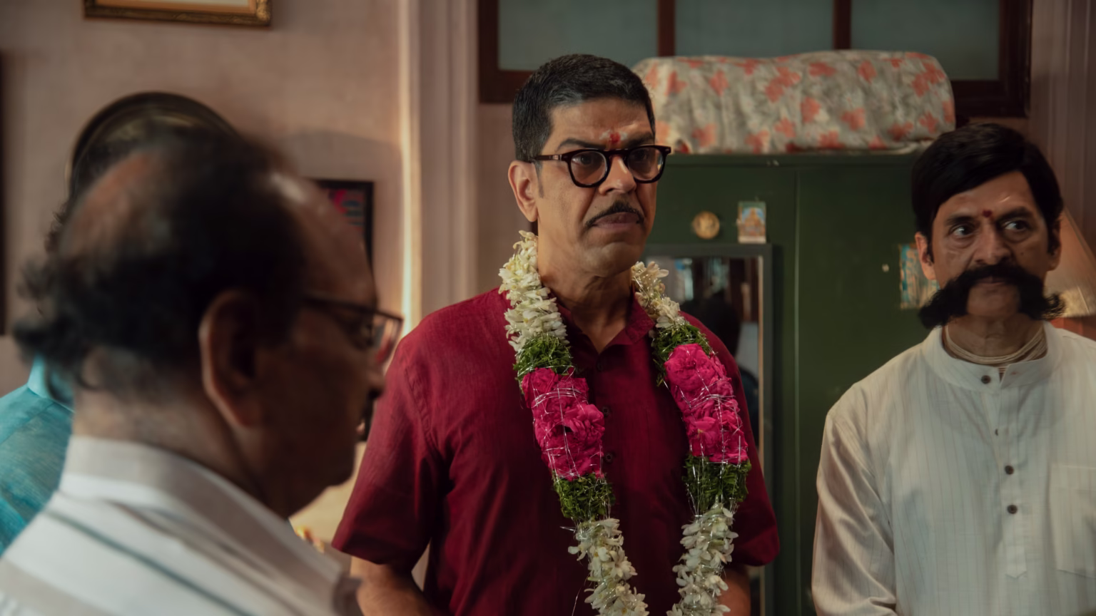 Murali Sharma em cena de Super Subbu, série de comédia dramática da Netflix