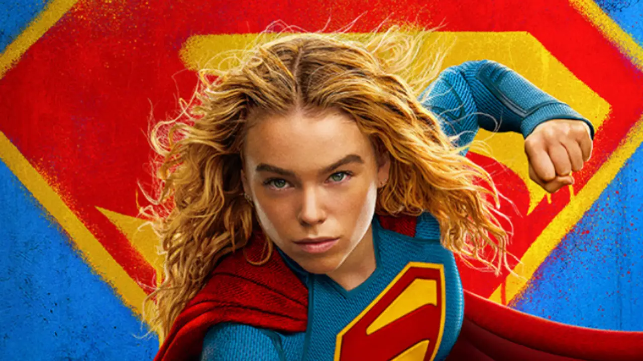 Supergirl em uniforme vermelho e azul do personagem DC