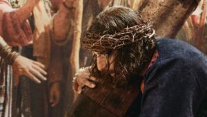 The Chosen 6ª temporada: data de estreia, episódios e trailer da crucificação Jesus com coroa de espinhos caminha para crucificação em The Chosen