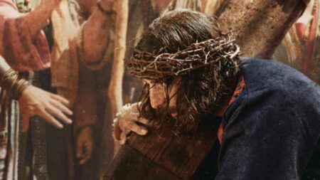 Jesus com coroa de espinhos caminha para crucificação em The Chosen