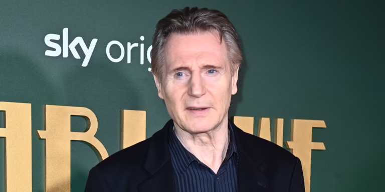 Liam Neeson no volante do Mustang Shelby Cobra GT 65 fugindo em The Mongoose