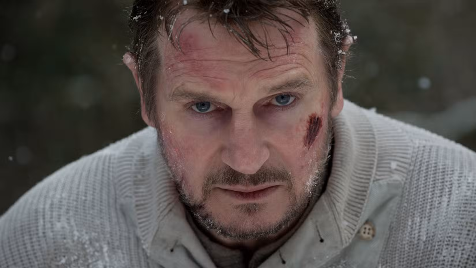 Liam Neeson como Ryan 'Fang' Flanagan dentro do Mustang em perseguição