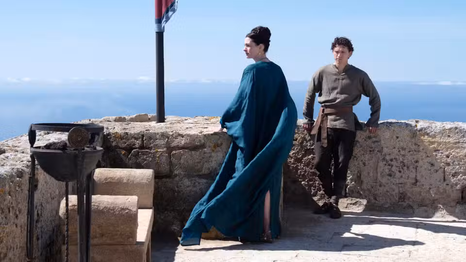 Penélope e Telêmaco em cena no telhado em The Odyssey