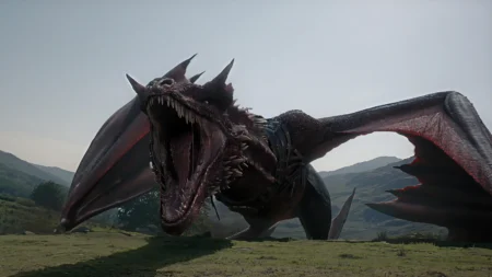 Rhaenyra agarra braço de Helaena em confronto tenso
