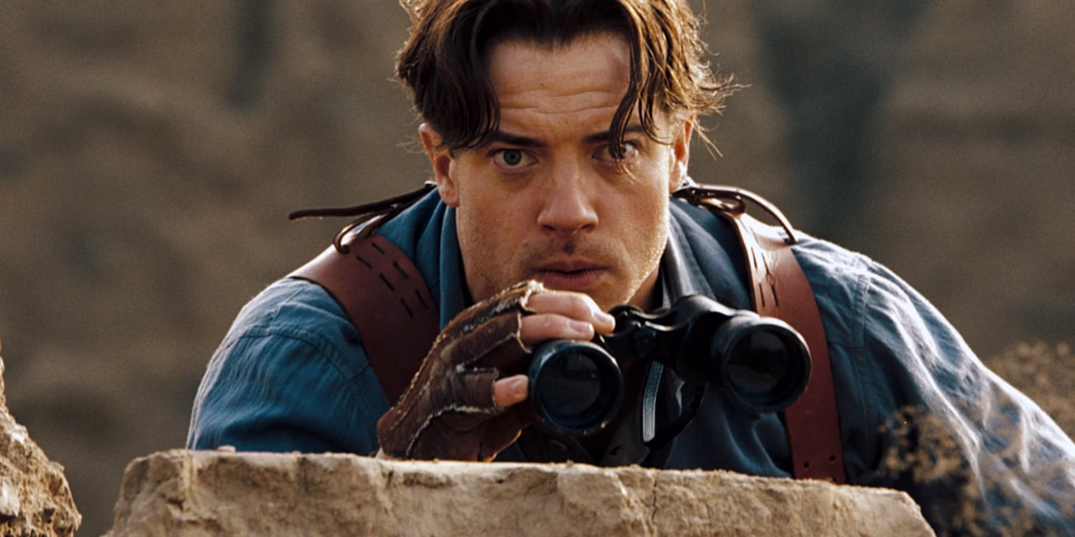 A Múmia 4 ganha nova data; Brendan Fraser e Rachel Weisz estão de volta Brendan Fraser como Rick O'Connell com binóculos em A Múmia
