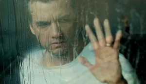 Wagner Moura em cena de A Última Casa na Netflix