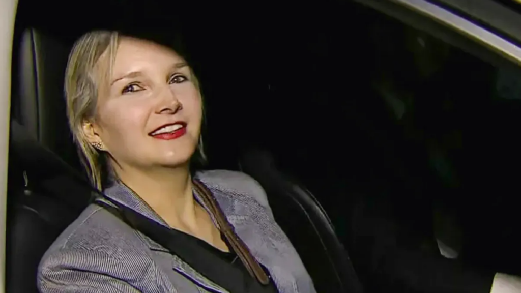 Elize Matsunaga trabalhando como confeccionista de roupas para pets