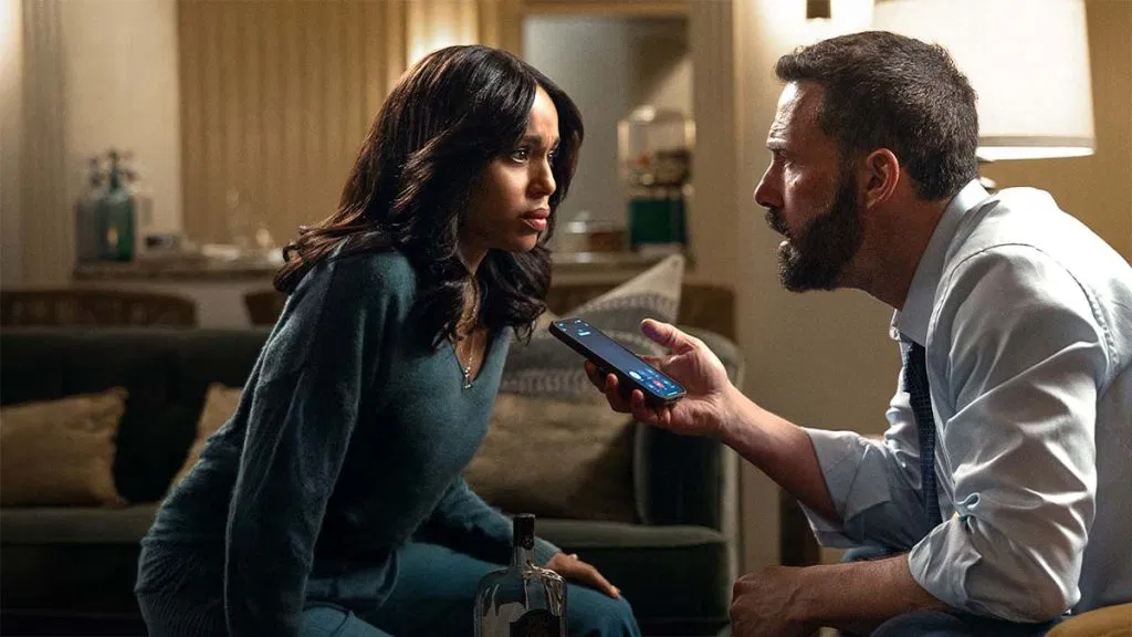 Kerry Washington e Ben Affleck ao telefone em Animals