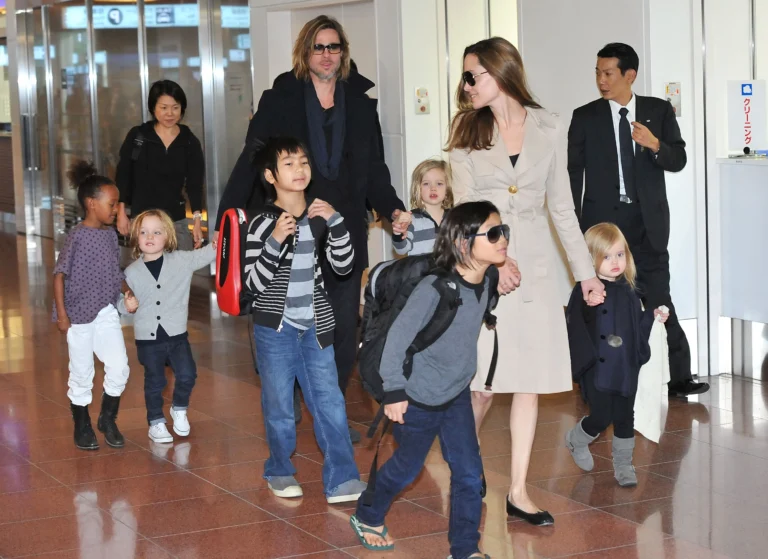 Brad Pitt e Angelina Jolie com seus seis filhos no aeroporto de Tóquio